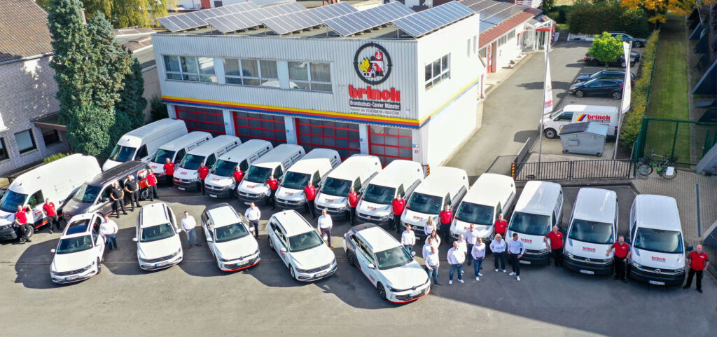 Firmensitz der Brandschutz-Center Münster Brinck GmbH mit Team und Servicefahrzeugen, Luftaufnahme
